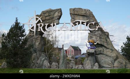 Rust, Deutschland-28.März 2024: Logo und Schriftzug von "Rulantica", der großen Wasserwelt des "Europa-Parks", mit dem Maskottchen "Snorri" auf Felsenform Stockfoto