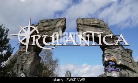 Rust, Deutschland-28.März 2024: Logo und Schriftzug von "Rulantica", der großen Wasserwelt des "Europa-Parks", mit dem Maskottchen "Snorri" auf Felsenform Stockfoto