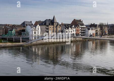 NAMUR, BELGIEN, 25. MÄRZ 2024: Blick auf die neue Fußgängerbrücke: Passerelle l’Enjambée über die Maas in Namur. Sie wurde 2020 fertiggestellt und verbindet die Gr Stockfoto