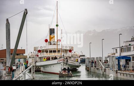 Lausanne, Waadt, Schweiz. 30. März 2024. Lausanne Schweiz, 30.03.2024: Ankunft des Juwels des GNC, der Simplon in Schwierigkeitsgrad, das berühmte Boot des GNC (Compagnie Générale de Navigation sur le Lac Léman), das ist ein Radboot, das nachts durch einen Sturm (den lustigen Wind) auf dem Genfer See beschädigt wurde und in Chantier Ouchy in Lausanne stattfand. (Kreditbild: © Eric Dubost/ZUMA Press Wire) NUR REDAKTIONELLE VERWENDUNG! Nicht für kommerzielle ZWECKE! Stockfoto