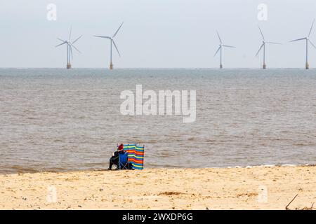 Der Strand und die Windräder in Caister on Sea, Norfolk Stockfoto