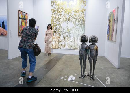 Hongkong, China. 30. März 2024. Gäste besuchen und fotografieren die Kunst in der Art Basel Hong Kong 2024. Die Art Basel 2024 ist zurück in die präpandemische Dimension und zeigt Kunstwerke aus 242 lokalen und internationalen Galerien. (Kreditbild: © Keith Tsuji/ZUMA Press Wire) NUR REDAKTIONELLE VERWENDUNG! Nicht für kommerzielle ZWECKE! Stockfoto