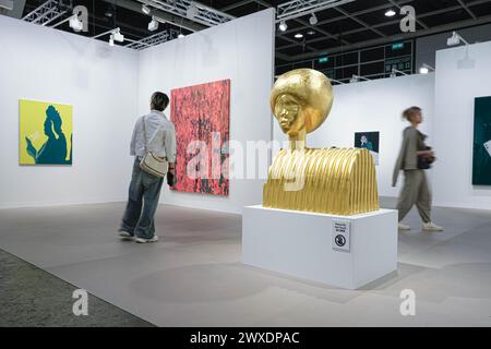 Hongkong, China. 30. März 2024. Gäste besuchen und sehen Installationskunst auf der Art Basel Hong Kong 2024. Die Art Basel 2024 ist zurück in die präpandemische Dimension und zeigt Kunstwerke aus 242 lokalen und internationalen Galerien. (Kreditbild: © Keith Tsuji/ZUMA Press Wire) NUR REDAKTIONELLE VERWENDUNG! Nicht für kommerzielle ZWECKE! Stockfoto