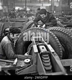 Die Sozialistische Republik Rumänien in den 1970er Jahren Arbeiter in einer staatlichen Autowerkstatt. Stockfoto