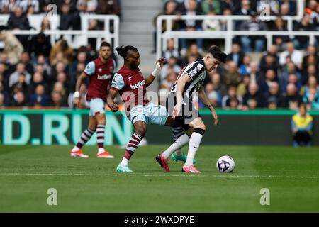 Tino Livramento von Newcastle United im Spiel mit Mohammed Kudus von West Ham United während des Premier League-Spiels zwischen Newcastle United und West Ham United in St. James's Park, Newcastle am Samstag, den 30. März 2024. (Foto: Mark Fletcher | MI News) Credit: MI News & Sport /Alamy Live News Stockfoto