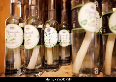 Klaistow, Deutschland. 30. März 2024. Flaschen mit Spargelbrand werden im Hofladen der Spargelfarm Klaistow ausgestellt. Quelle: Carsten Koall/dpa/Alamy Live News Stockfoto