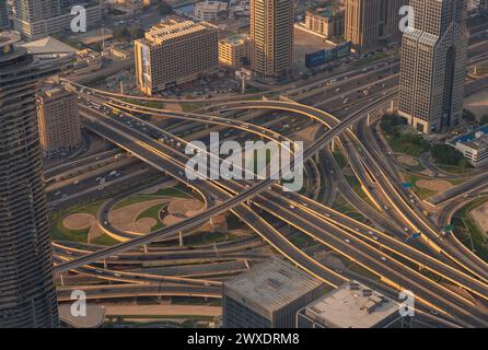 Ein Bild der geschäftigen Kreuzung der Al Safa Street und der Scheich Zayed Road. Stockfoto