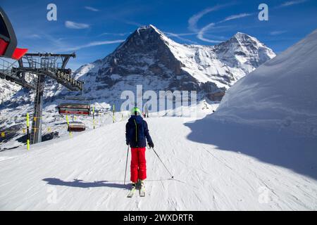 25. März 2024: Skifahren vor der Kulisse der Eiger-Nordwand in Grindelwald, Schweiz Stockfoto