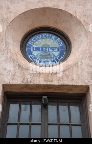 Das 1927 erbaute Gebäude im spanischen Kolonialstil war bis 1952 das Bahndepot der San Antonio Aransas Pass Railway in McAllen, Texas, USA. Stockfoto