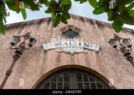 Das 1927 erbaute Gebäude im spanischen Kolonialstil war bis 1952 das Bahndepot der San Antonio Aransas Pass Railway in McAllen, Texas, USA. Stockfoto