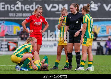 Stadsnaam, Niederlande. 30. März 2024. STADSNAAM, NIEDERLANDE - MÄRZ 30: Shanique Dessing von ADO den Haag, Kyara Nelemans von ADO den Haag, verletzte am 30. März 2024 in Stadsnaam, Niederlande die Schiedsrichterin Sterre Bijlsma beim Eredivisie-Spiel der niederländischen Azerion Women's Eredivisie zwischen dem FC Twente und ADO den Haag. (Foto von Albert Ten Hove/Orange Pictures) Credit: Orange Pics BV/Alamy Live News Stockfoto