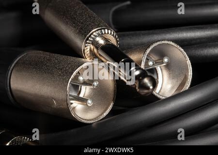 Audio-xlr-trs-Kabelstecker Makro auf schwarzem Hintergrund Stockfoto