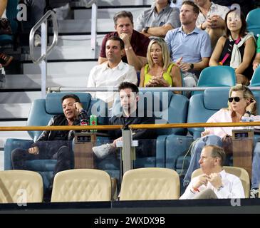Miami Gardens, Florida, USA. März 2024. Jordan Belfort, Wolf of Wall Street, sieht zu, wie Grigor Dimitrov aus Bulgarien im Halbfinale der Männer im Hard Rock Stadium am 29. März 2024 in Miami Gardens, Florida, gegen Alexander Zverev aus Deutschland kämpft. Quelle: Hoo Me.Com/Media Punch/Alamy Live News Stockfoto