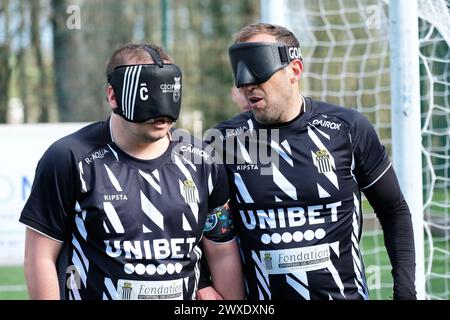 Royal National College for the Blind, Hereford, Vereinigtes Königreich – Samstag, den 30. März 2024 – Runde 3 der European Blind Football League (EBFL), die am Royal National College for the Blind in Hereford ausgetragen wird. Alle Spieler tragen Augenmasken, um Fairness zwischen Blinden und Sehbehinderten zu gewährleisten. Spieler des belgischen Teams Cecifoot Charleroi sprechen während sie einen Freistoß verteidigen. Foto Steven May / Alamy Live News Stockfoto