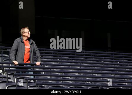 Ein Fan von Luton Town in den Tribünen vor dem Spiel der Premier League im Tottenham Hotspur Stadium in London. Bilddatum: Samstag, 30. März 2024. Stockfoto