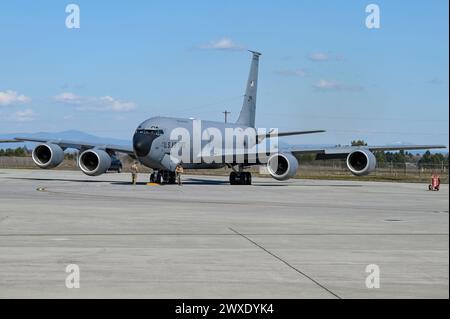 Die der 92nd Aircraft Maintenance Squadron zugeordneten Flieger bereiten einen KC-135 Stratotanker für ein Taxi während der Übung Titan Fury 24-2 in Fairchild AFB vor Stockfoto