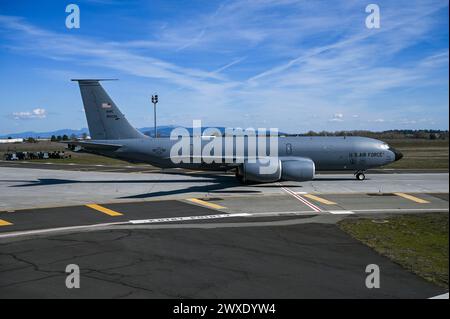 Ein KC-135 Stratotanker, der den 92nd Air Betankungsflügeln während der Übung Titan Fury 24-2 auf der Fairchild Air Force Base, Washington, am 19. März zugeteilt wurde Stockfoto