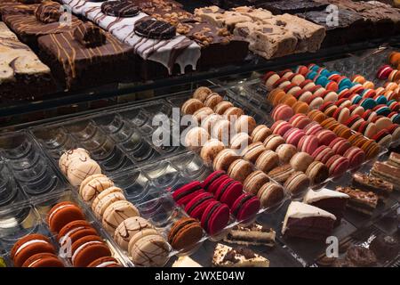 Frische, köstliche süße Kuchen gibt es im Laden hinter einem Glasfenster Stockfoto