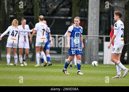 Oostakker, Belgien. 30. März 2024. Karlijn Helsen (10) von AA Gent sieht nach einem Frauenfußballspiel zwischen KAA Gent und OH Leuven am 2. Spieltag von PO1 in der Saison 2023-2024 der belgischen Lotto Womens Super League am Samstag, den 24. März 2024 in Oostakker, BELGIEN, niedergeschlagen aus. Quelle: Sportpix/Alamy Live News Stockfoto