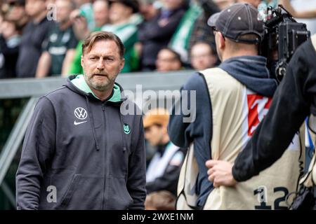 Bremen, Deutschland. 30. März 2024. Fußball: Bundesliga, Werder Bremen - VfL Wolfsburg, Spieltag 27, wohninvest Weserstadion. Wolfsburger Trainer Ralph Hasenhüttl betritt das Stadion. Hinweis: Axel Heimken/dpa – WICHTIGER HINWEIS: gemäß den Vorschriften der DFL Deutscher Fußball-Liga und des DFB Deutscher Fußball-Bundes ist es verboten, im Stadion und/oder des Spiels aufgenommene Fotografien in Form von sequenziellen Bildern und/oder videoähnlichen Fotoserien zu verwenden oder zu nutzen./dpa/Alamy Live News Stockfoto