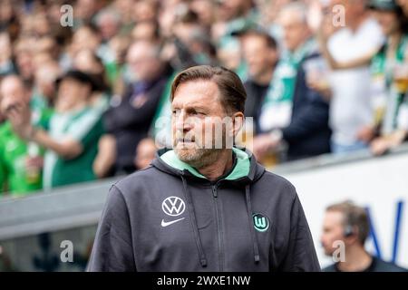 Bremen, Deutschland. 30. März 2024. Fußball: Bundesliga, Werder Bremen - VfL Wolfsburg, Spieltag 27, wohninvest Weserstadion. Wolfsburger Trainer Ralph Hasenhüttl betritt das Stadion. Hinweis: Axel Heimken/dpa – WICHTIGER HINWEIS: gemäß den Vorschriften der DFL Deutscher Fußball-Liga und des DFB Deutscher Fußball-Bundes ist es verboten, im Stadion und/oder des Spiels aufgenommene Fotografien in Form von sequenziellen Bildern und/oder videoähnlichen Fotoserien zu verwenden oder zu nutzen./dpa/Alamy Live News Stockfoto