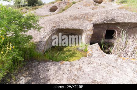 domus de Janas und Nekropole von santu pedru alte Nuragygräber in alghero im Norden sardiniens Stockfoto