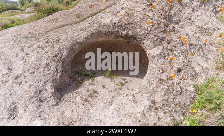 domus de Janas und Nekropole von santu pedru alte Nuragygräber in alghero im Norden sardiniens Stockfoto