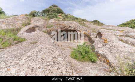 domus de Janas und Nekropole von santu pedru alte Nuragygräber in alghero im Norden sardiniens Stockfoto