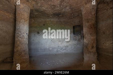 domus de Janas und Nekropole von santu pedru alte Nuragygräber in alghero im Norden sardiniens Stockfoto