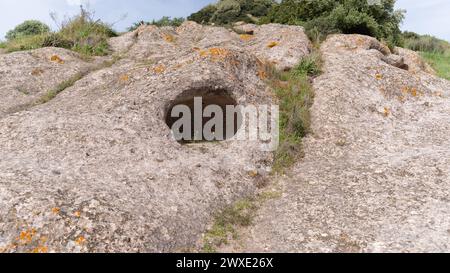 domus de Janas und Nekropole von santu pedru alte Nuragygräber in alghero im Norden sardiniens Stockfoto