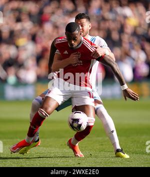 Callum Hudson-Odoi im Nottingham Forest hält den Joel Ward im Crystal Palace während des Premier League-Spiels auf dem City Ground in Nottingham ab. Bilddatum: Samstag, 30. März 2024. Stockfoto