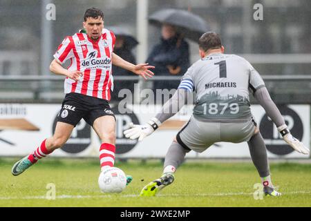 HAARLEM. 30-03-2024. Sportpark Spanjaardslaan. Betnation Divisie Dutch Tweede Divisie Football Saison 2023/2024. Jong Sparta Spieler Aymane Bais und Kon. HFC-Torhüter Mitchel Michaelis während des Spiels Kon. HFC - Jong Sparta Rotterdam. Beschreibung: Pro Shots/Alamy Live News Stockfoto