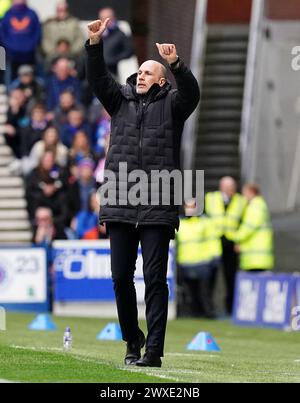 Rangers-Manager Philippe Clement gibt beim Cinch-Premiership-Spiel im Ibrox Stadium in Glasgow Gesten an der Touchline. Bilddatum: Samstag, 30. März 2024. Stockfoto