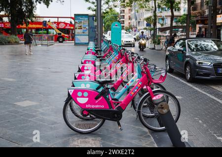 Palma de Mallorca, Spanien - 29. April 2023: Fahrräder und E-Bikes der Firma Bicipalma werden auf den Straßen von Palma de Mallorca geparkt Stockfoto