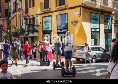 Palma de Mallorca, Spanien - 29. April 2023: Touristen nutzen den Segway, um durch die Straßen zu fahren und die Stadt Palma de Mallorca zu erkunden Stockfoto