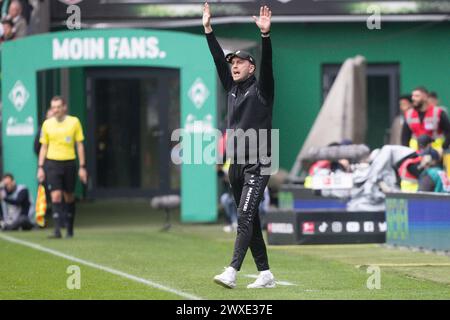 Bremen, Deutschland. 30. März 2024. Fußball: Bundesliga, Werder Bremen - VfL Wolfsburg, Spieltag 27, wohninvest Weserstadion. Bremer Trainer Ole Werner trainiert sein Team. Hinweis: Axel Heimken/dpa – WICHTIGER HINWEIS: gemäß den Vorschriften der DFL Deutscher Fußball-Liga und des DFB Deutscher Fußball-Bundes ist es verboten, im Stadion und/oder des Spiels aufgenommene Fotografien in Form von sequenziellen Bildern und/oder videoähnlichen Fotoserien zu verwenden oder zu nutzen./dpa/Alamy Live News Stockfoto