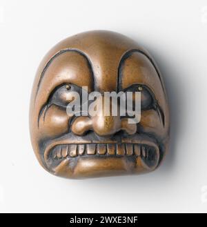 Japanisches Holznetzwerk aus der Edo-Zeit. Maske eines Dämons. Signiert „ransen“. 1800-1850 A'netsuke' ist eine Miniaturskulptur aus Japan des 17. Jahrhunderts. Anfangs ein einfach geschnitzter Knopfverschluss an den Kordeln der an'inro'Box (kleines Etui, das an einem Flügel hängt, der einen Kimono hält. Stockfoto