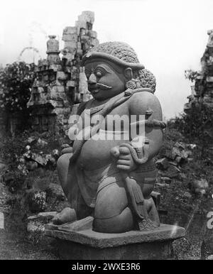 Monochrome Fotografie aus dem 19. Jahrhundert von Isidore Kinsbergen von Candi Sewu (Tempelkomplex) (Buddhist), einer der beiden kolossalen Rakshasas am Osteingang. Bezirk Yogyakarta, D.I. Provinz Yogyakarta, 8.-9. Jahrhundert. Ein Raksasa, ein menschenfressender, riesiger Dämon, der in der Wildnis lebt und als Tempelhüter dient. Java, Juli 1865 - September 1865 Albumendruck Stockfoto