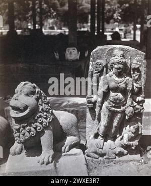 Einfarbiges Foto aus dem 19. Jahrhundert von Isidore Kinsbergen von Candi Sewu (Tempelkomplex) (Buddhist), einer der beiden kolossalen Rakshasas am Osteingang. Bezirk Yogyakarta, D.I. Provinz Yogyakarta, 8.-9. Jahrhundert. Java, Indonesien, Juli 1865 - September 1865 Albumendruck Stockfoto