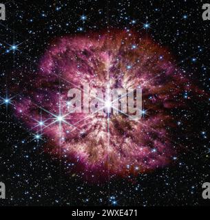 Wolf-Rayet-Sterne sind als effiziente Staubproduzenten bekannt, und das Mid-Infrared Instrument am James Webb Space Telescope der NASA zeigt dies mit großer Wirkung. Kühlerer kosmischer Staub leuchtet bei den längeren Wellenlängen im mittleren Infrarot und zeigt die Struktur des WR 124-Nebels. Der Nebel besteht aus Material, das in zufälligen Auswerfungen vom alternden Stern abgeworfen wird, und aus Staub, der in den folgenden Turbulenzen entsteht. Dieses brillante Stadium des Massenverlustes geht der Supernova des Sterns voraus, wenn die Kernfusion im Kern stoppt und der Schwerkraftdruck ihn auf sich selbst zusammenbricht und explodiert. Quelle: NASA Stockfoto
