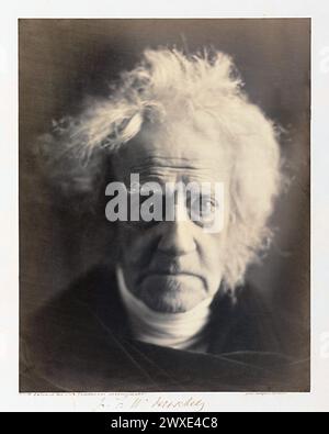 Porträt des Astronomen Sir John Herschel, fotografiert von Julia Margaret Cameron, 1867. Sir John Frederick William Herschel, 1. Baronet KH FRS, war ein englischer Polymath, der als Mathematiker, Astronom, Chemiker, Erfinder und experimenteller Fotograf tätig war, der den Entwurf erfand und botanische Arbeiten verrichtete. Herschel begründete die Verwendung des Julianischen Tagessystems in der Astronomie Stockfoto