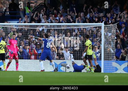 Stamford Bridge, Chelsea, London, Großbritannien. 30. März 2024. Premier League Football, Chelsea gegen Burnley; Axel Disasi von Chelsea trifft in der 20. Minute, aber das Tor wird von VAR John Brooks und Akil Howson für Handball ausgeschlossen. Beschreibung: Action Plus Sports/Alamy Live News Stockfoto