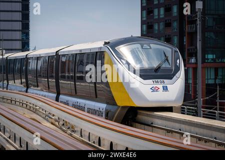 Eine Nahaufnahme der Gelben Linie Einschienenbahn und ihrer Einzelbahn in Bangkok. Die Einschienenbahn des französischen multinationalen Unternehmens Alstom, das der thailändischen Metropolitan Rapid Transit Authority (MRTA) gehört, nahm den Betrieb der Yellow Line wieder auf, nachdem Teile aus der IT fielen, wobei Fahrzeuge beschädigt wurden, aber keine Verletzungen verursachten. Der Vorfall ereignete sich vor zwei Monaten, als ein Gummirad aus einem Zug der Yellow Line fiel und ein Taxi auf der Straße darunter traf. Stockfoto