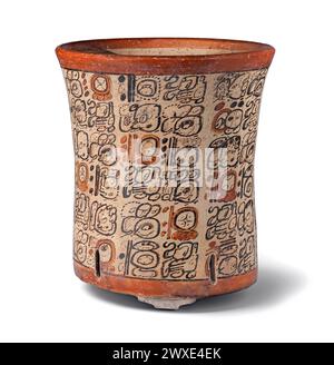 Dynastic Vase. Mexiko oder Guatemala, Süd-Campeche oder Nord-Peten Region, Mirador Basin, Maya, 650-800 n. Chr. Keramik. Rutschlackierte Keramik. Gefäß mit sehr esoterischen Szenen, die die grundlegenden Konzepte des religiösen Glaubens und der Praxis der Maya und die besondere Rolle der Könige als Teilnehmer im übernatürlichen Reich beschreiben. Elegant bemalte Keramikgefäße bildeten die wichtigste Form des künstlerischen Ausdrucks während der späten Klassik (550-850 n. Chr.) der antiken Maya-Zivilisation, und keines war schöner bemalt als die Codex-Stil. Stockfoto