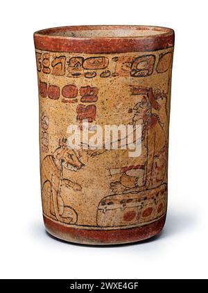 Klassisches, rutschlackiertes, polychromes Keramikgefäß aus Guatemala oder Mexiko, das ein Schiff mit Itzamnaaj, Hund und Heldenzwillingen darstellt. Maya, 600-900 n. Chr. 16,5 cm hoch. Stockfoto