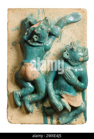 Burmesische glasierte Fliese mit tierköpfigen Dämonen Burma (Myanmar), Pegu, 1479CE Steingut mit teilweise grüner Glasur 42 x 30,5 x 5 cm Stockfoto