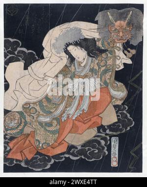 Japanischer Holzschnitt auf Papier von Utagawa Kunisada, Japan, 1833. Frau mit einer Dämonenmaske zwischen den Wolken. Ein weiblicher Dämon hält in einer regnerischen Nacht eine Dämonenmaske. Die Frau wird von Segawa Kikunoj™ V (1802–32) in dem Kabuki-Stück Modoribashi gespielt. Dieses Stück basiert auf dem N™h Stück „Rash™MON“, in dem ein Mann, Watanabe no Tsuna, eine Frau an der Ichij™ Modori Brücke trifft. Er erkennt die Frau als Dämon, und als sie versucht, ihn zu entführen, schneidet er ihr den Arm ab, danach fliegt sie weg. Dies ist das obere Blatt eines vertikalen Diptychons. Mit einem Gedicht. Stockfoto