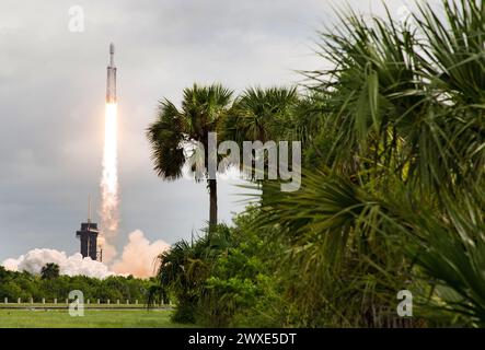 Eine SpaceX Falcon Heavy Rakete mit dem Raumschiff Psyche an Bord startet am Freitag, den 13. Oktober 2023, vom Launch Complex 39A im Kennedy Space Center der NASA in Florida. Die NASA-Raumsonde Psyche wird zu einem metallreichen Asteroiden mit demselben Namen reisen, der die Sonne zwischen Mars und Jupiter umkreist, um seine Zusammensetzung zu untersuchen. Die Raumsonde trägt auch die Deep Space Optical Communications Technologie-Demonstration der Agentur, die die Laserkommunikation jenseits des Mondes testen wird. Eine optimierte Version eines Originalbildes der NASA. . Obligatorischer Kredit: NASA/A.Gemignani Stockfoto