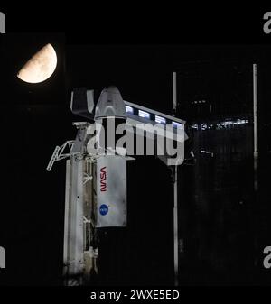 Der Mond über einer SpaceX Falcon 9-Rakete mit dem Dragon-Raumschiff der Firma ist auf dem Startplatz am Launch Complex 39A am 24. August 2023 im Kennedy Space Center der NASA in Florida zu sehen. Die SpaceX Crew-7-Mission der NASA ist die siebte Crew-Rotation der Raumsonde SpaceX Crew Dragon und der Falcon-9-Rakete zur Internationalen Raumstation im Rahmen des Commercial Crew Program. Eine optimierte Version eines Originalbildes der NASA. . Obligatorischer Kredit: NASA/J.Kowsky Stockfoto