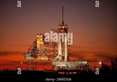 Das Space Shuttle Atlantis ist auf der Startfläche 39a des Kennedy Space Centers der NASA zu sehen, kurz nachdem die rotierende Dienststruktur zurückgerollt wurde, Sonntag, den 15. November 2009, Cape Canaveral, FL. Atlantis soll um 14:28 Uhr starten EST, 16. November 2009. Eine optimierte Version eines Originalbildes der NASA. . Obligatorischer Kredit: NASA/B.Ingalls Stockfoto